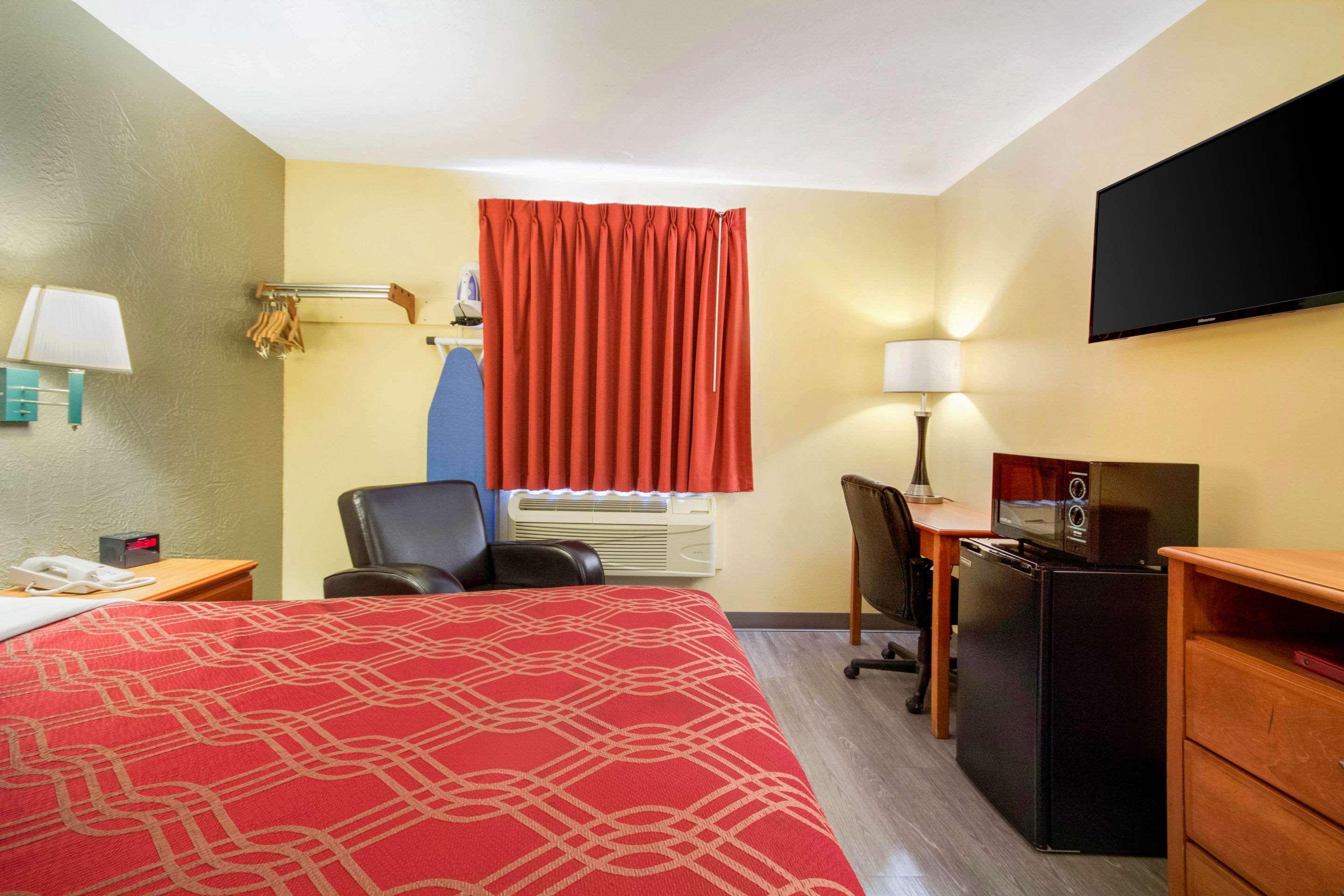 Econo Lodge Lansing - Leavenworth Dış mekan fotoğraf