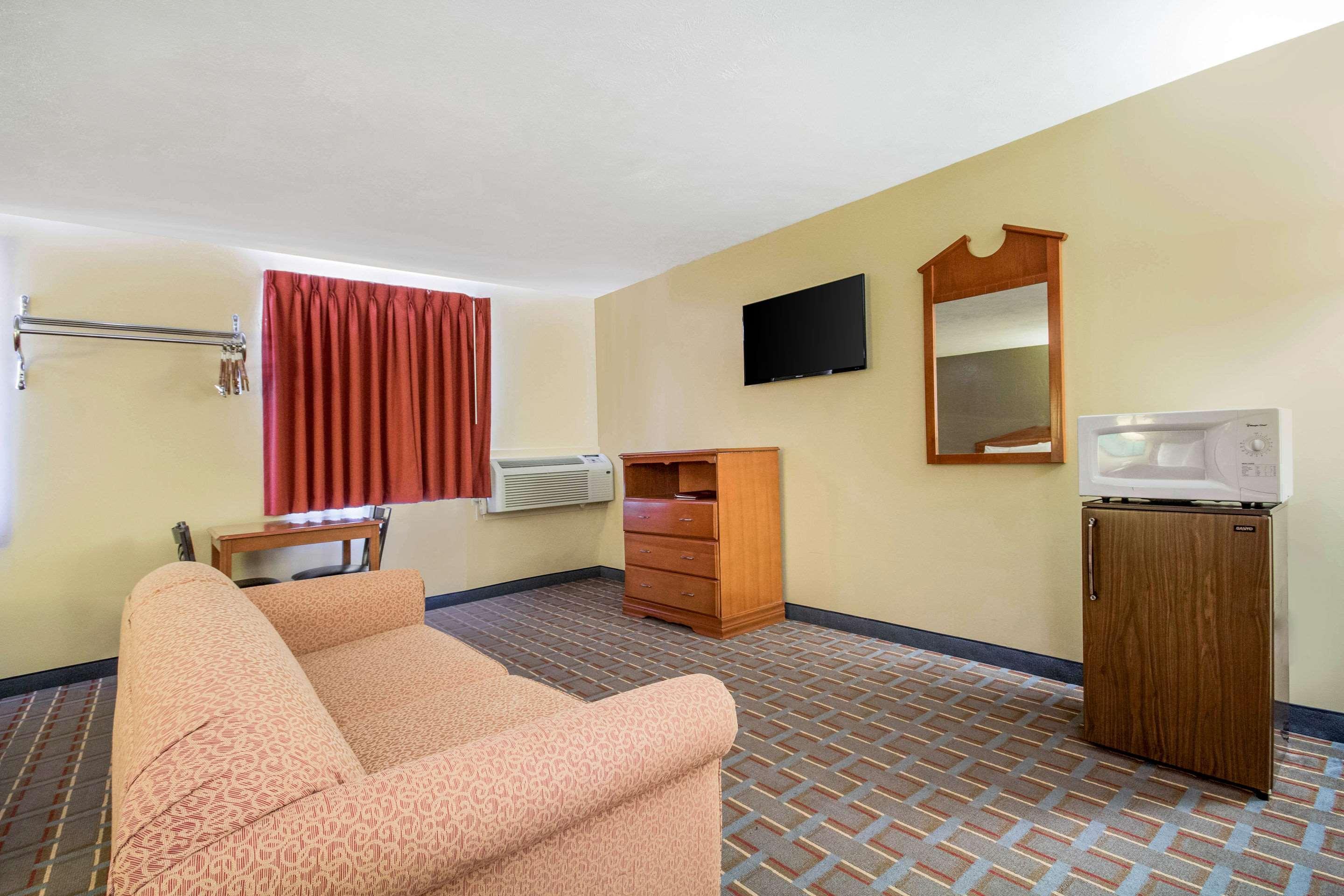 Econo Lodge Lansing - Leavenworth Dış mekan fotoğraf