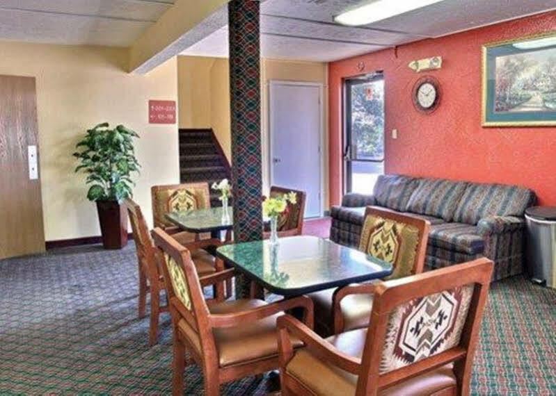 Econo Lodge Lansing - Leavenworth Dış mekan fotoğraf